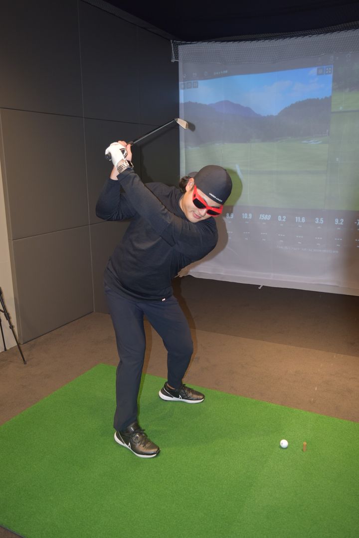 「サングラスをかけて振る」だけ！スウェーが簡単に治る練習道具とは？