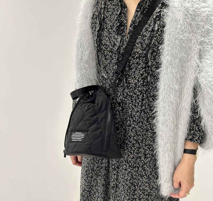 画像2: 【GU × UNDERCOVER】キルティングサコッシュ UNDERCOVER［縦26.5×横(底)17.5×マチ16cm］¥2,990 www.gu-global.com