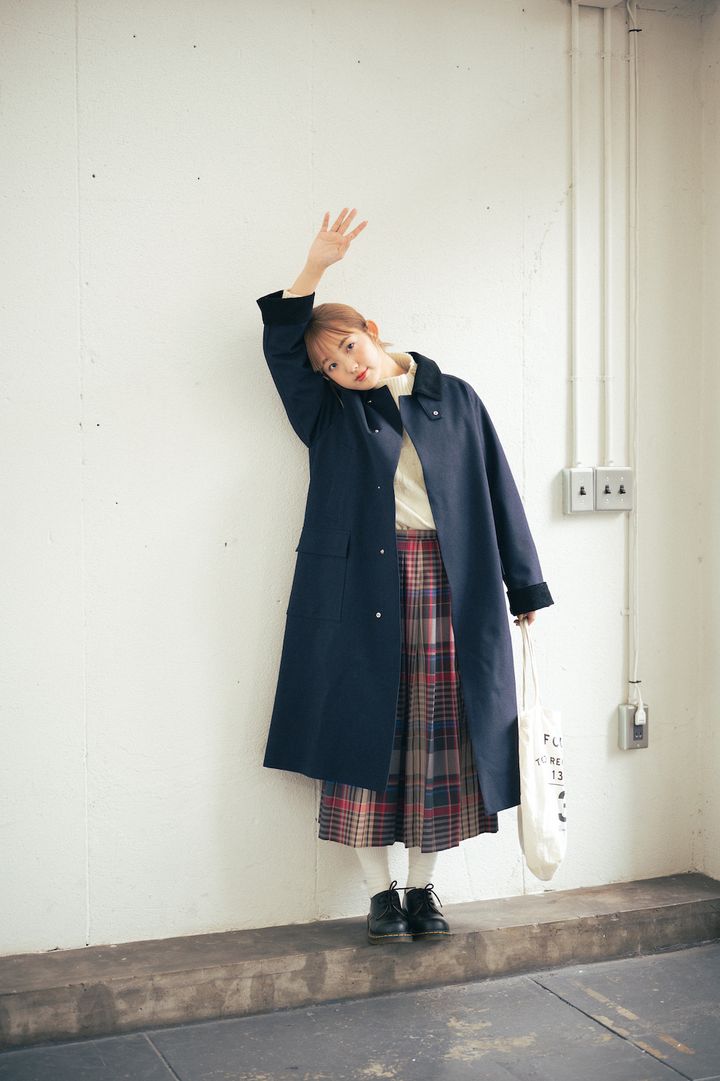 赤いチェックのスカートを主役に。ロンドンガールを気取る！【FUDGE FRIEND おしゃれさんの毎日コーディネート vol.330｜鈴木楽々】