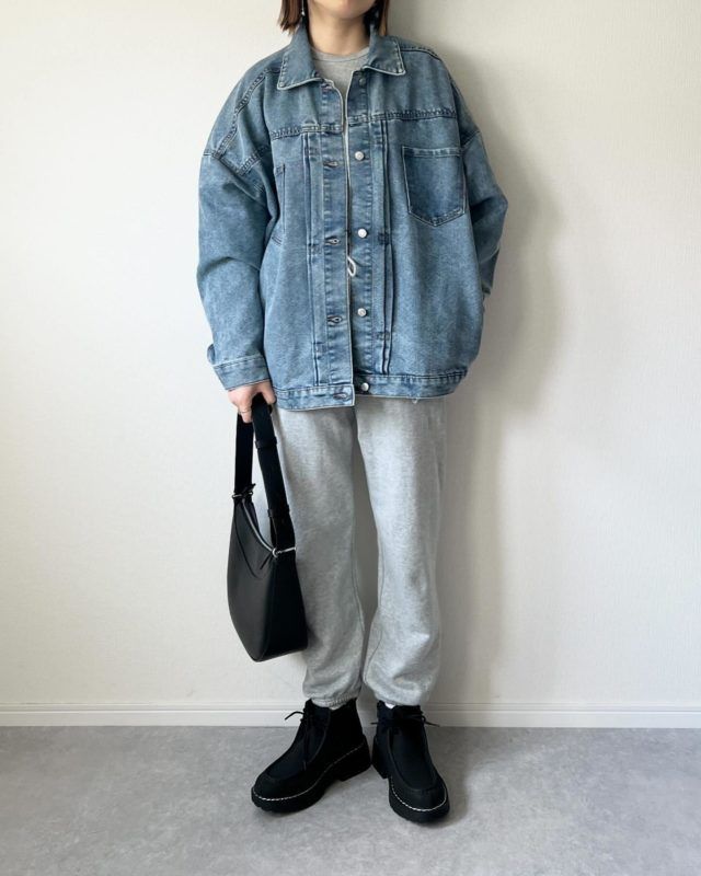 オーバーデニムコーデの女性（ブルー）
