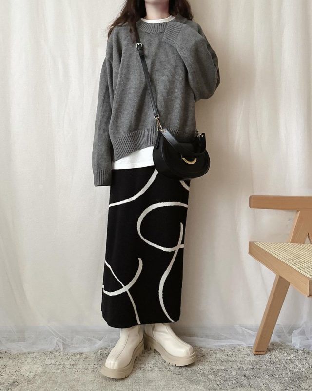 ハーフムーンバッグコーデの女性