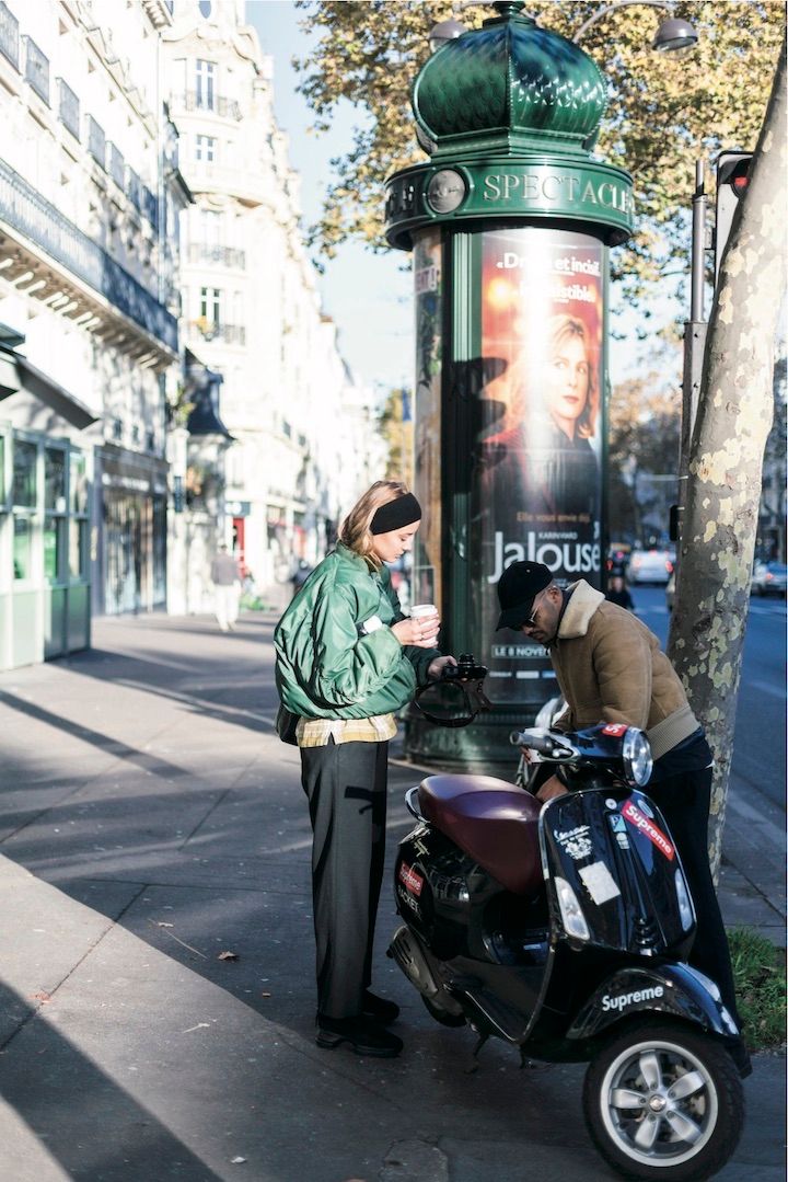 脚長効果もあり！ショートブルゾンとキレイめパンツのカジュアルコーデ