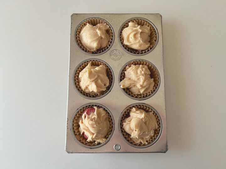 【簡単レシピ】ジューシーいちごとホワイトチョコの米粉マフィン【渡辺友美子のコーヒーに合うお菓子のレシピ vol.32 〜レシピで旅するヨーロッパ〜】