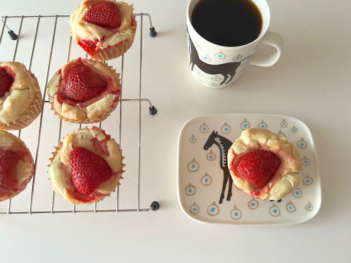 【簡単レシピ】ジューシーいちごとホワイトチョコの米粉マフィン【渡辺友美子のコーヒーに合うお菓子のレシピ vol.32 〜レシピで旅するヨーロッパ〜】