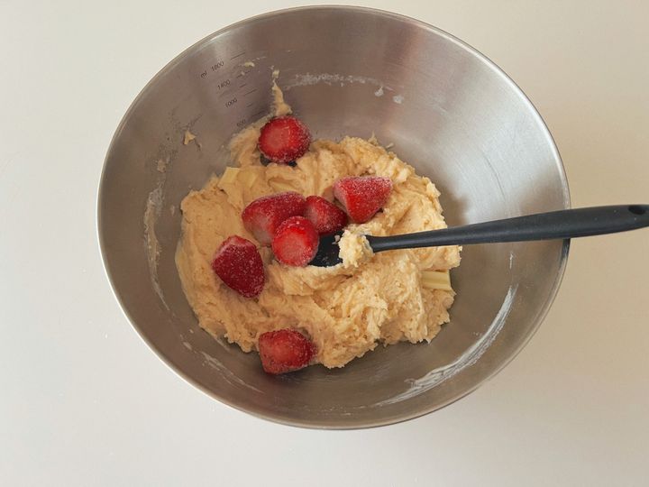 【簡単レシピ】ジューシーいちごとホワイトチョコの米粉マフィン【渡辺友美子のコーヒーに合うお菓子のレシピ vol.32 〜レシピで旅するヨーロッパ〜】