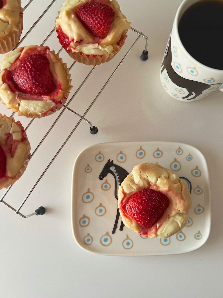 【簡単レシピ】ジューシーいちごとホワイトチョコの米粉マフィン【渡辺友美子のコーヒーに合うお菓子のレシピ vol.32 〜レシピで旅するヨーロッパ〜】