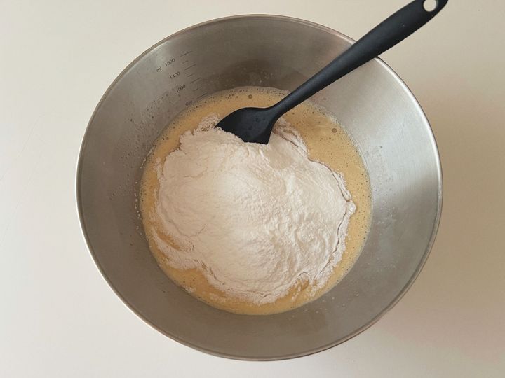 【簡単レシピ】ジューシーいちごとホワイトチョコの米粉マフィン【渡辺友美子のコーヒーに合うお菓子のレシピ vol.32 〜レシピで旅するヨーロッパ〜】