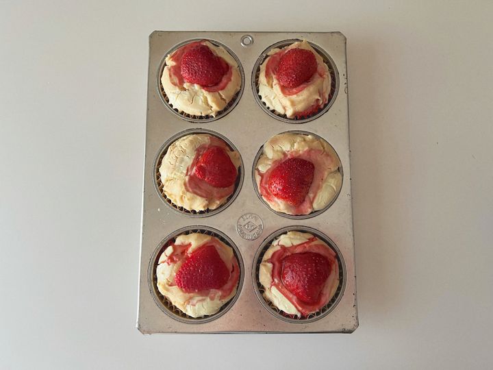 【簡単レシピ】ジューシーいちごとホワイトチョコの米粉マフィン【渡辺友美子のコーヒーに合うお菓子のレシピ vol.32 〜レシピで旅するヨーロッパ〜】