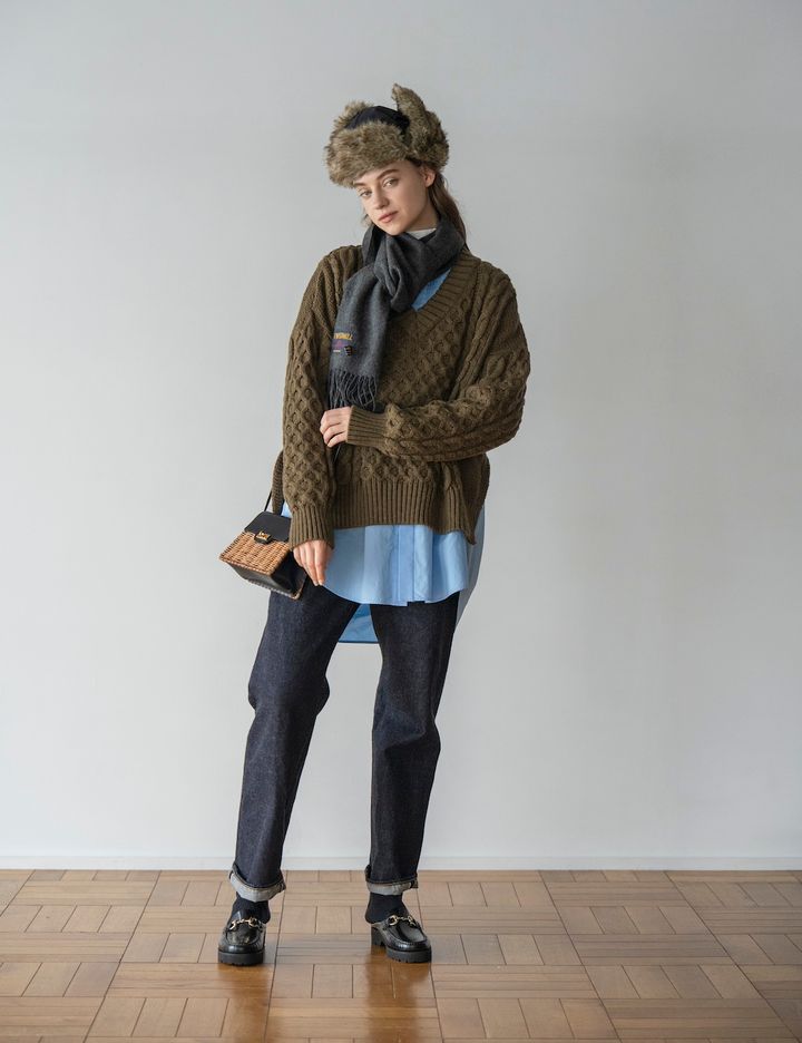 茶色のアランニットには、ブルーのシャツがちょうどいい。【Vネックニット着こなし-06】