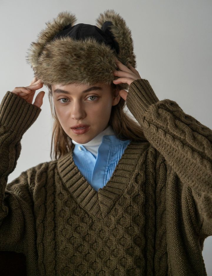 茶色のアランニットには、ブルーのシャツがちょうどいい。【Vネックニット着こなし-06】