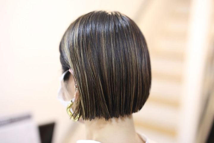 黒髪ボブ×表面のみに細いブリーチを使ったハイライト