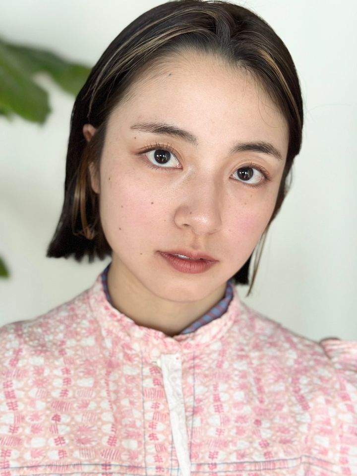 黒髪ボブ×耳掛けハイライト