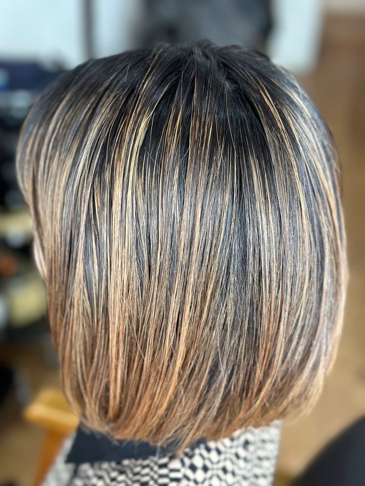 色味を重視した黒髪ボブ×たっぷりハイライト