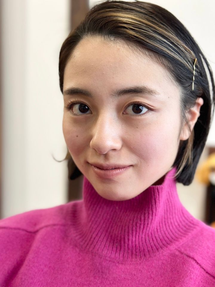 黒髪ボブ×耳掛けハイライト