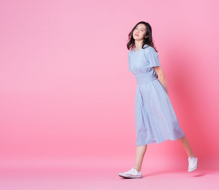 シャーベットカラーのワンピースを着た女性