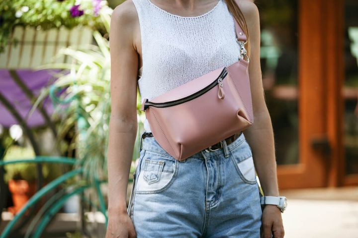 ショルダーバッグを持ち歩く女性