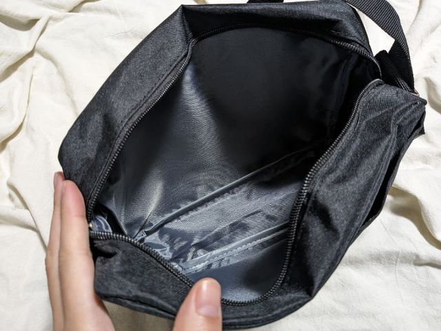 ショルダーバッグの中チャコールグレー