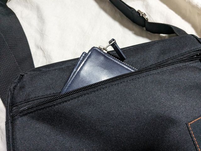 ショルダーバッグの前面ポケット