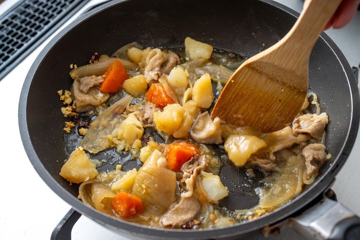 肉じゃがを炒めて砕く