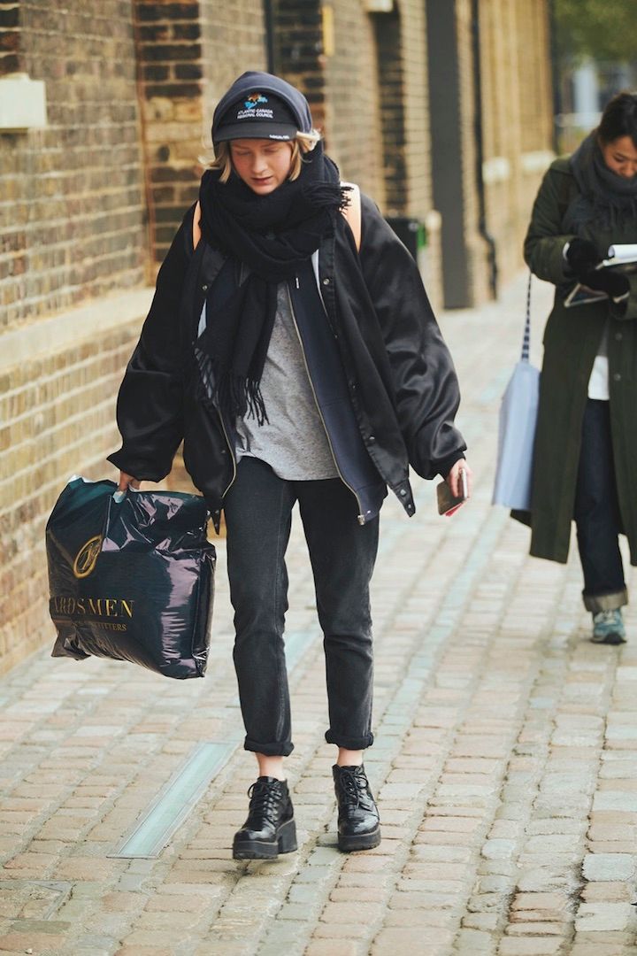 ブラックデニムに落ちついたトーンのトップスやアウターを合わせて