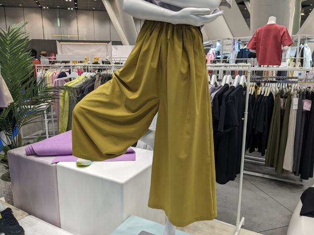 イエローの撥水バックポケットガウチョを着用したマネキン