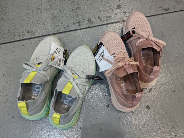 グレーとピンクのスニーカー