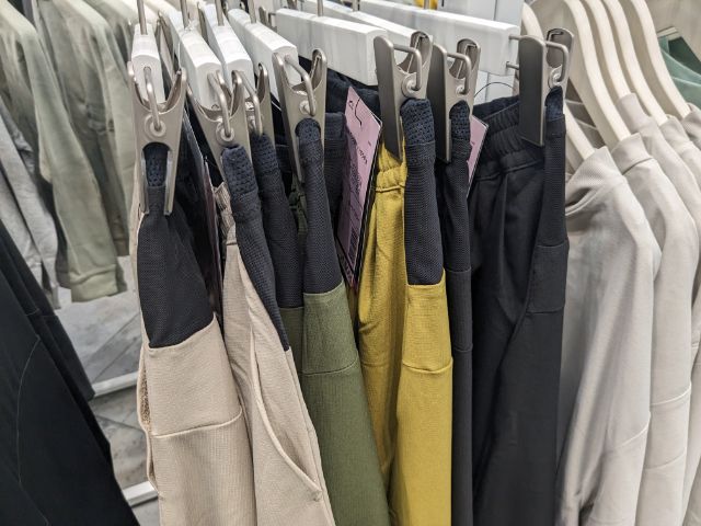 ラックにかかっている撥水バックポケットガウチョ