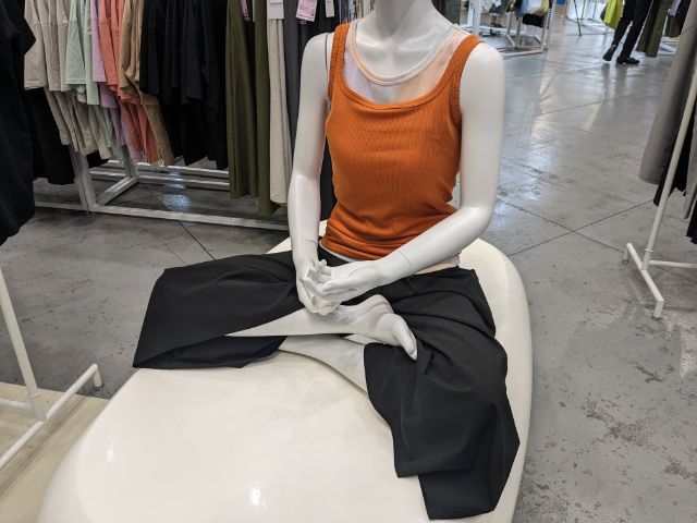 撥水バックポケットガウチョを着用したマネキン