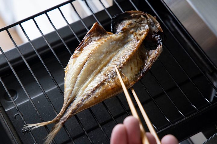 焼き網に魚