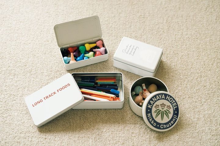 おしゃれなクッキー缶に子ども用品を収納