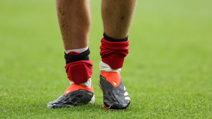 サッカー界、2024年7月からルールを一部変更 偶発的ハンドのPKはレッドカードなし、すね当てのサイズは選手責任