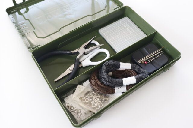 セリアのNO.1889 SIKIRI MGX カーキに手芸用品を収納