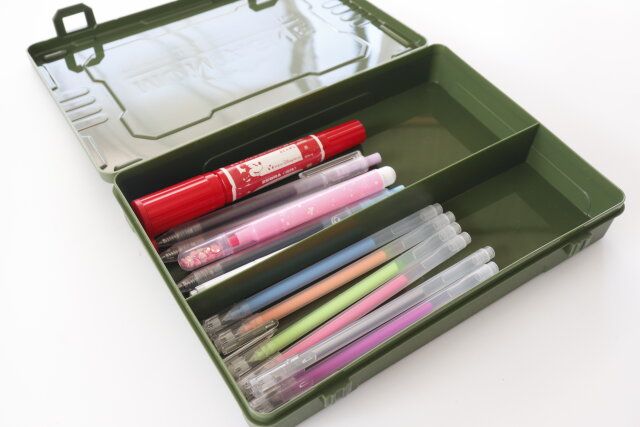 セリアのNO.1889 SIKIRI MGX カーキにペンを収納