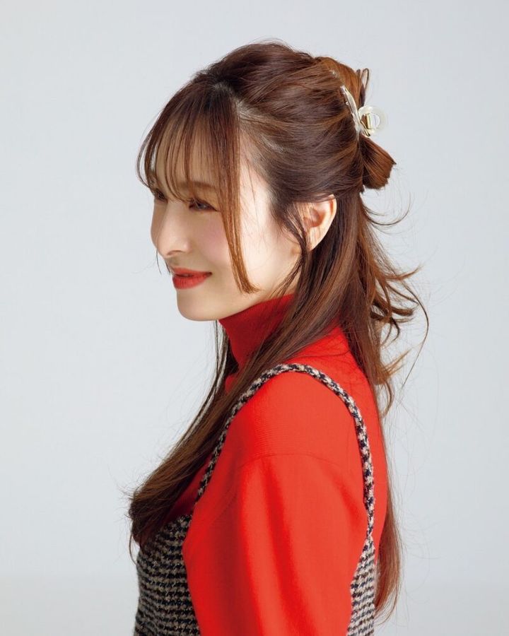 ロングヘアとバンスクリップでハーフアップ 40代のヘアアレンジ