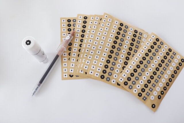 セリアのカラーステッカー モントーンフラワーはさりげなく使えるデザイン