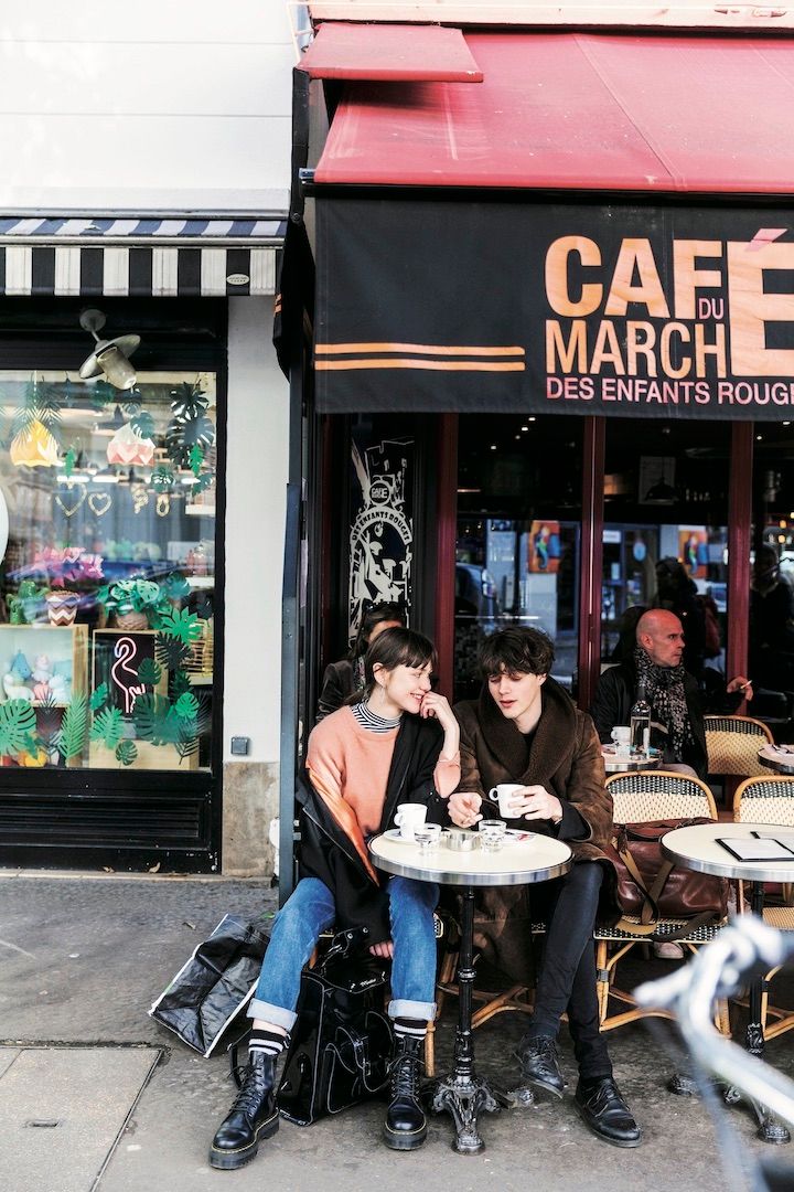 デニムに合わせたピンクのモヘアニットがかわいすぎ！センスのいいパリジェンヌのコーデ