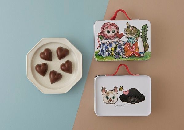 ミニトランク型の缶に入ったチョコレート