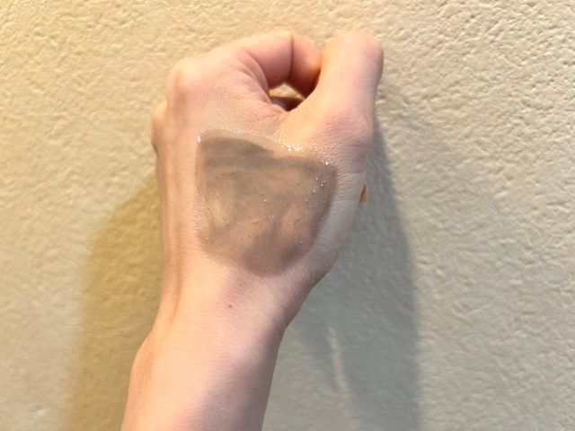 セザンヌエアリーロングラッシュマスカラをクレンジングで落としている