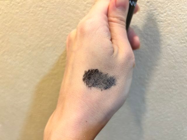 セザンヌエアリーロングラッシュマスカラを手の甲に塗ってみた