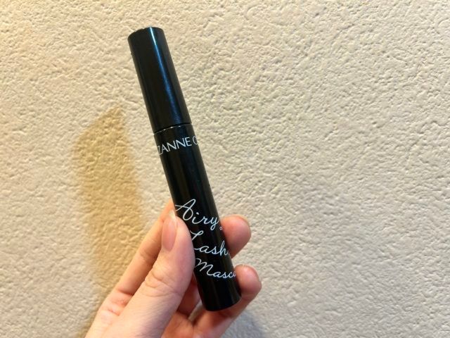 セザンヌエアリーロングラッシュマスカラを左手で持っている