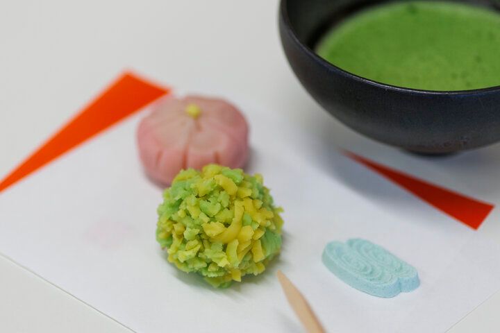 人気の老舗京菓子店「亀屋良長」で、季節を映す京菓子づくりを体験