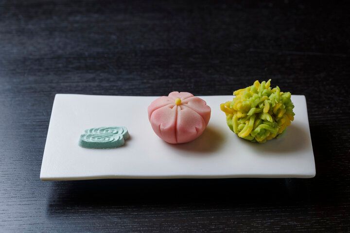 人気の老舗京菓子店「亀屋良長」で、季節を映す京菓子づくりを体験