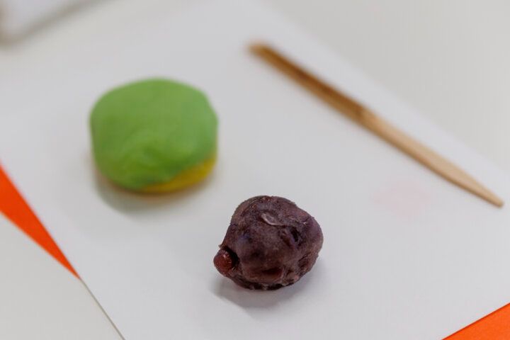 人気の老舗京菓子店「亀屋良長」で、季節を映す京菓子づくりを体験