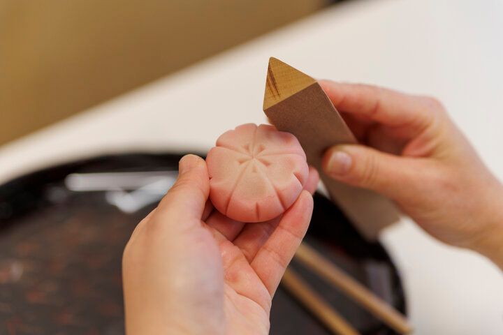 人気の老舗京菓子店「亀屋良長」で、季節を映す京菓子づくりを体験