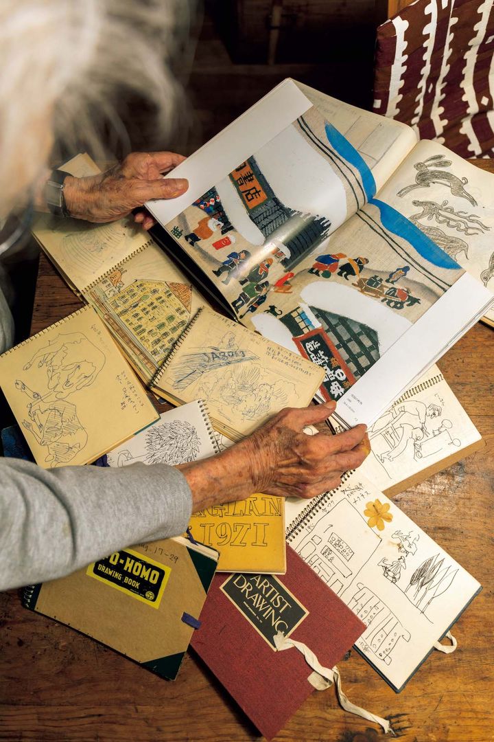 旅のスケッチを見せてくれる柚木沙弥郎さん