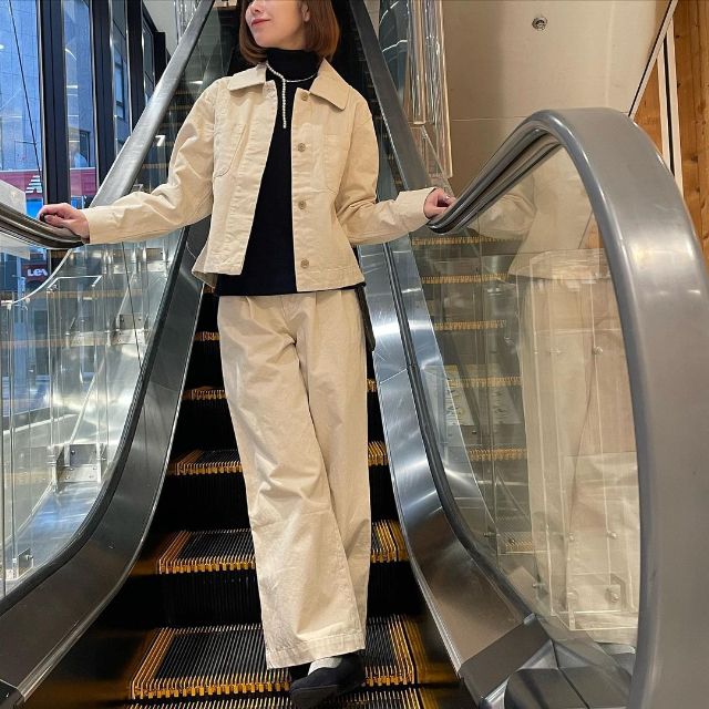 木の実から作ったカポック混シャツジャケットとタックワイドパンツのコーデ