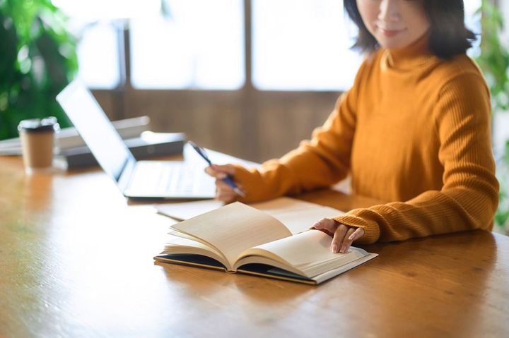 資格取得のために勉強をする女性