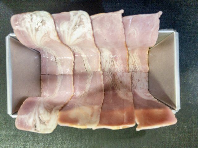 パテドカンパーニュ レシピ パウンド型にベーコンを敷く