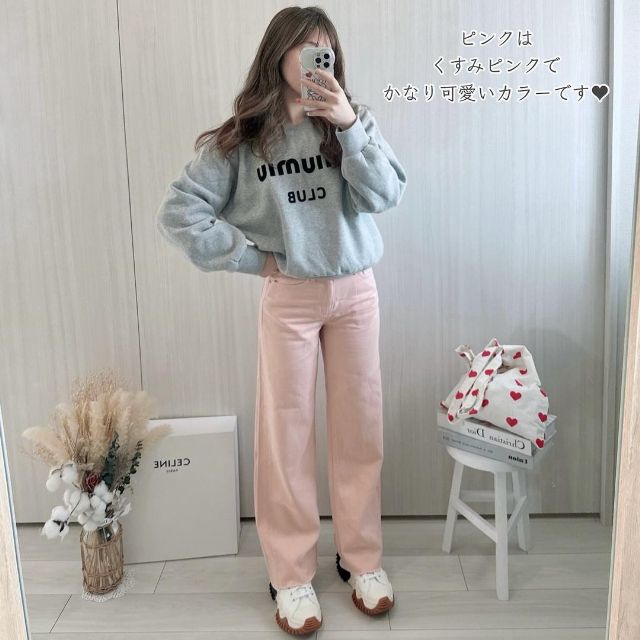 UNIQLO：Cのワイドストレートジーンズのピンクを着用