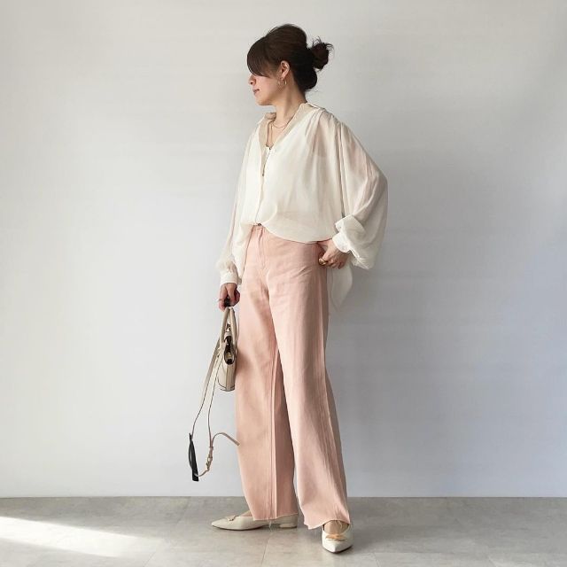 UNIQLO：Cのワイドストレートジーンズのピンクを着用したコーデ